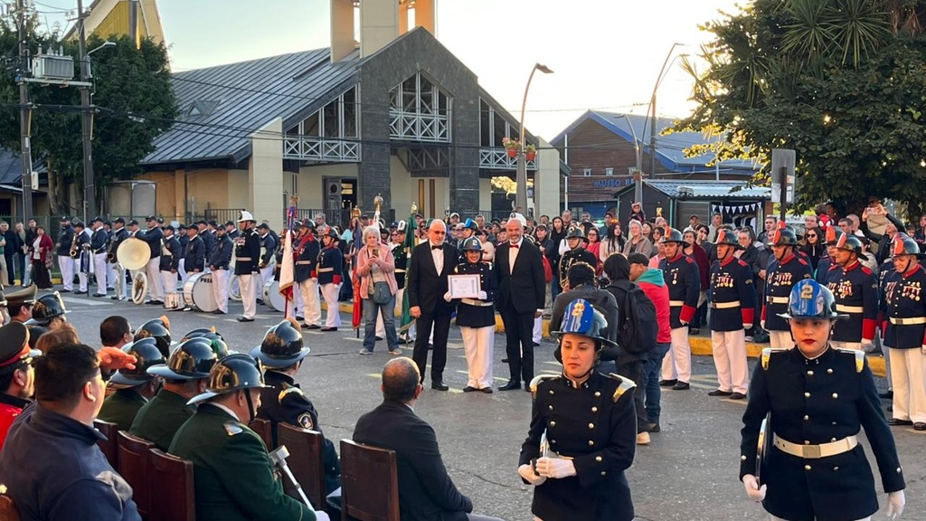 Logia Estrella Insular entrega condecoración a voluntaria de Bomberos Ancud